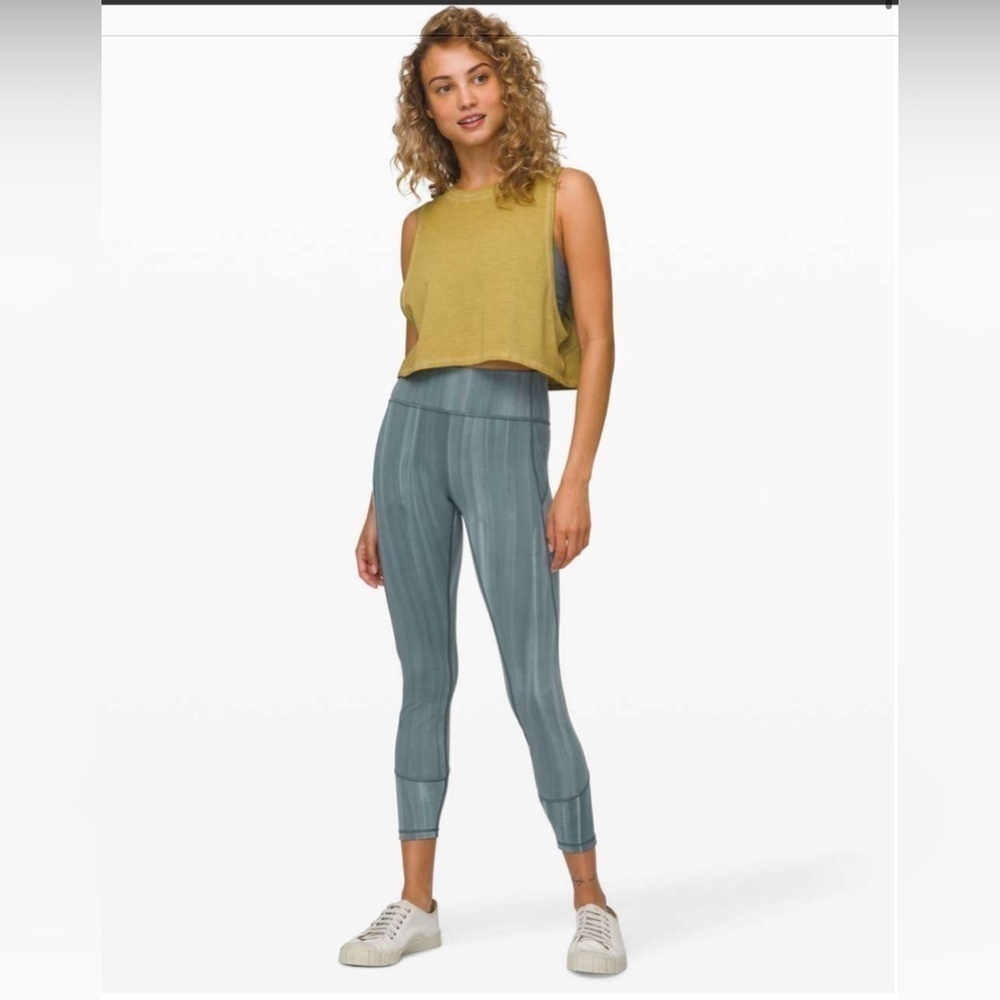Lululemon In Movement Tight 25"*Everlux
Linear Spray Dye White Deep Ocean Size 6